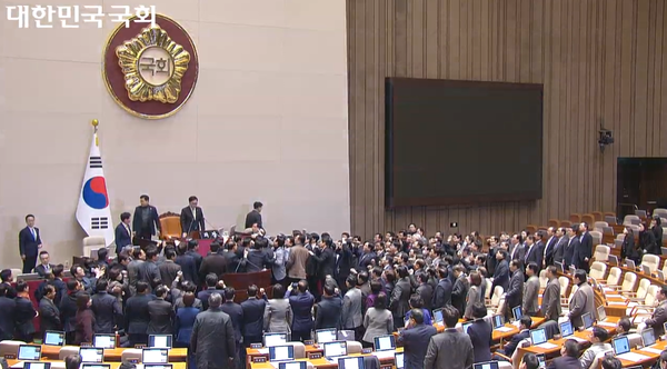 ▲국민의힘 의원들이 한 대행 탄핵안 의결 정족수 기준에 반대하며 항의하는 모습. ⓒ국회방송 생중계 캡처