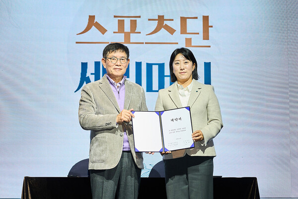 ▲삼천리 스포츠단 코치로 새롭게 취임한 김해림 코치(오른쪽)와 유재권 삼천리 사장. ⓒ삼천리