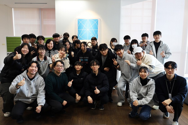 ▲아톤 직원들과 부원고등학교 학생들이 기념촬영을 하고 있는 모습ⓒ아톤