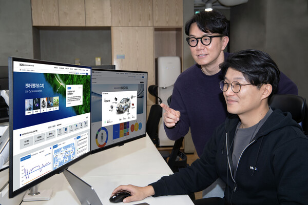 ▲현대차·기아 임직원들이 글로벌 통합 탄소 배출 정보 시스템을 확인하고 있다. ⓒ현대차·기아