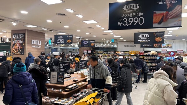 ▲지난 20일 오픈한 델리 바이 애슐리 7호점 평촌점에서 고객들이 상품을 구매하고 있다. ⓒ이랜드