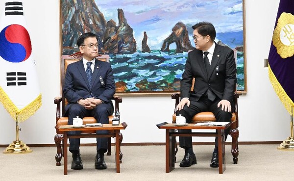 ▲우원식 국회의장(오른쪽)이 최상목 대통령 권한대행을 접견했다. ⓒ기획재정부