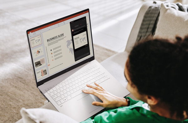 ▲LG전자 모델이 2025년형 LG 그램 온디바이스 AI인 '그램 챗 온디바이스'를 사용하고 있다. ⓒLG전자