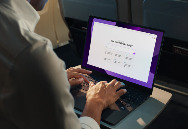 ▲ 2025년형 LG 그램에서 GPT-4옴니 기반의 클라우드형 AI인 '그램 챗 클라우드'를 사용하고 있다. ⓒLG전자
