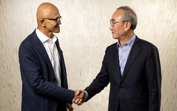 ▲사티아 나델라 마이크로소프트 CEO 겸 이사회의장(왼쪽)과 KT 김영섭대표가 전략적 파트너십체결식에서 악수를 하고있다. ⓒ마이크로소프트