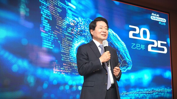 ▲강석균 안랩 대표가 2025년 시무식을 개최하고 있다. ⓒ안랩