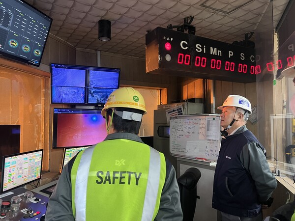 ▲장세욱 동국홀딩스 부회장(오른쪽)이 새해 업무 첫날 동국제강 인천공장을 방문해 현장을 돌아보고 있다. ⓒ동국홀딩스