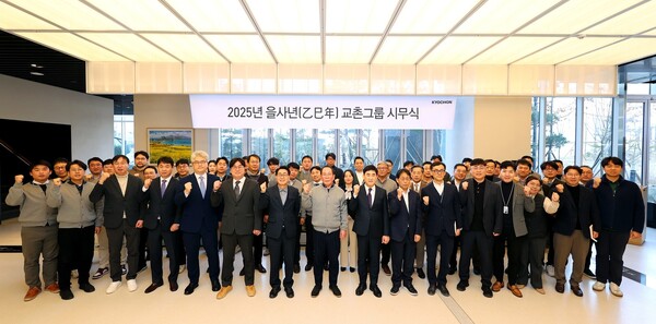 ▲교촌치킨을 운영하는 교촌에프앤비는 2일 을사년 새해를 맞아 판교 사옥 ‘그랜드스테어’에서 시무식 행사를 가졌다. 권원강 회장(앞줄 가운데)과 송종화 부회장을 비롯한 임직원들이 기념사진 촬영을 하고 있다. ⓒ교촌