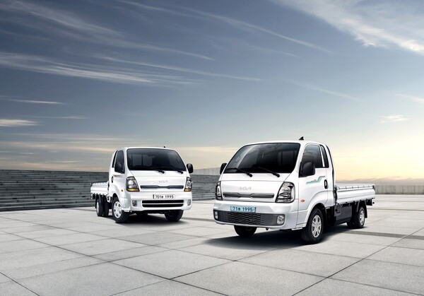 ▲봉고 LPG 터보 1톤 2WD 초장축 킹캡 스마트 설렉션 트림(왼쪽)과 봉고 전기차(EV) 1톤 2WD 초장축 킹캡 스마트 셀렉션 트림. ⓒ기아