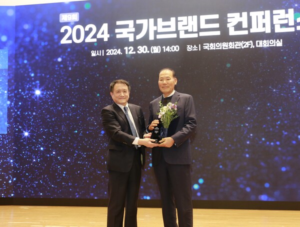 ▲조동성 산업정책연구원 이사장(왼쪽)과 최등규 대보그룹 회장이  ‘2024 국가브랜드컨퍼런스’에서 수상 기념사진을 촬영하고 있다. ⓒ대보그룹