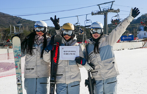 ▲모델들이 장기고객 초대드림 혜택을 알리고 있다.ⓒKT