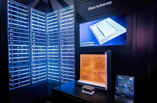 ▲SKC 글라스 기판이 미국 라스베이거스에서 열린 국제전자제품박람회(CES) 2025 SK 전시관 인공지능(AI) 데이터센터(DC) 구역에 전시돼 있다. ⓒSKC