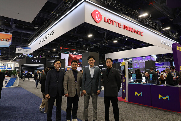 ▲(왼쪽부터) 오영식 EVSIS 대표이사, 김경엽 롯데이노베이트 대표이사, 신유열 롯데지주 미래성장실장, 김동규 칼리버스 대표이사가 CES2025 롯데이노베이트 부스 앞에서 기념촬영을 하고 있다. ⓒ롯데이노베이트