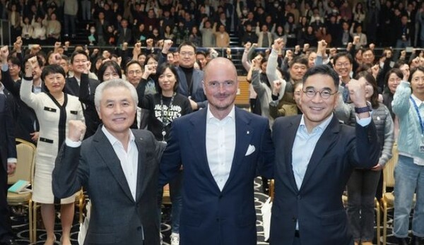 ▲SC제일은행 본점에서 열린 임직원 신년 타운홀에서 이광희(오른쪽) SC제일은행장, 박종복 SC그룹 Senior Advisor, 디에고 디 조르지 SC그룹 최고재무책임자가 임직원들과 기념촬영을 하고있다.ⓒSC제일은행