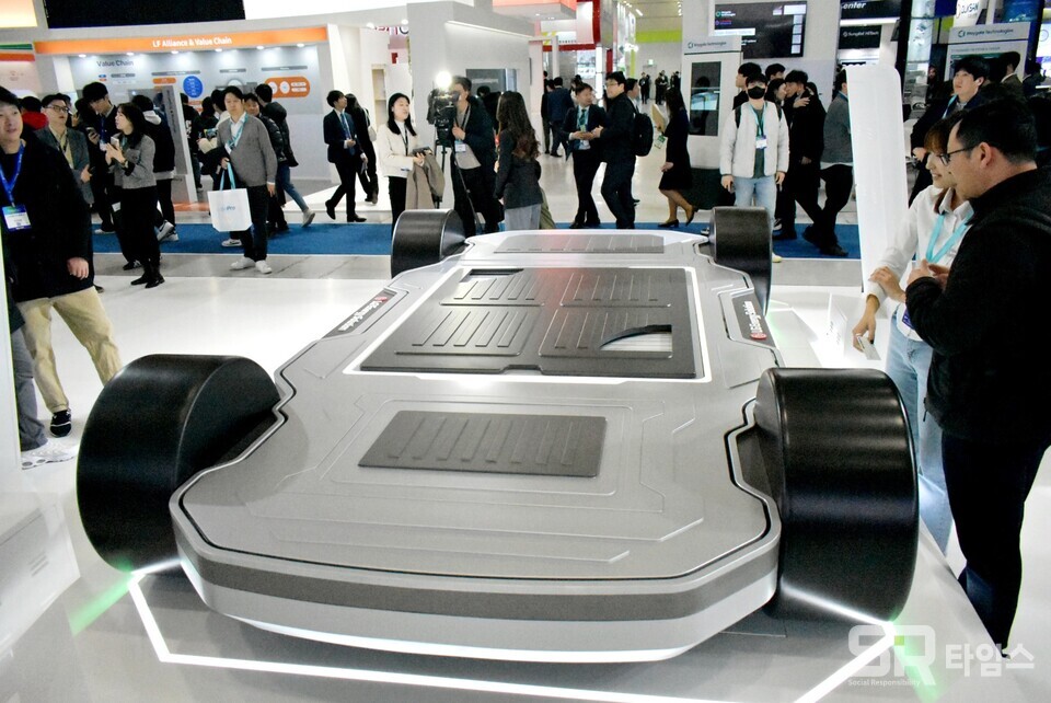 ▲LG에너지솔루션이 제조한 파우치형 셀투팩(CTP) 배터리가 탑재된 차량 모형. ⓒ선호균 기자