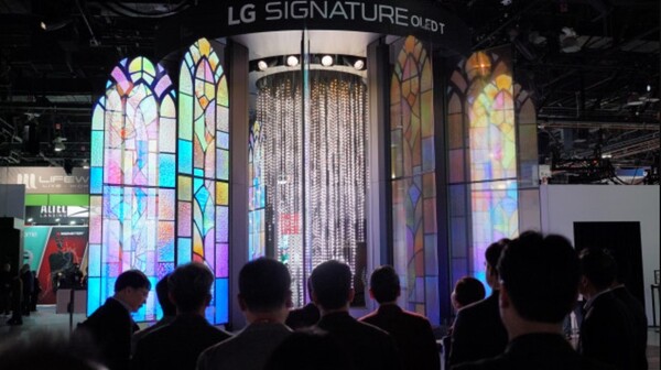 ▲‘Affectionate Inside’ 키네틱 미디어아트 전시 모습. ⓒ에이프레임