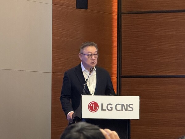 ▲LG CNS CEO 현신균 사장이 9일 서울 여의도 콘래드호텔에서 열린 기업공개(IPO) 기자간담회에서 발표를 하고 있다. ⓒ윤서연 기자