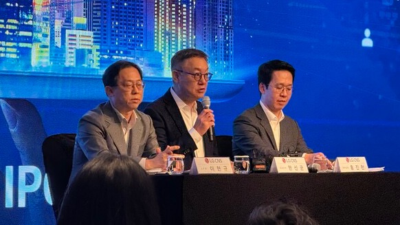 ▲9일 서울 콘래드호텔에서 (왼쪽부터)이현규 CFO, 현신균 대표, 홍진헌 전략담당이 기자들의 질문에 답변하고 있다. ⓒ윤서연 기자