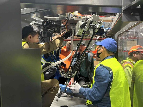 ▲이그니오 에브테라 시카고 허브 설치 당시 로빈 모습. ⓒ고려아연