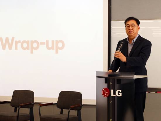 ▲LG헬로비전 송구영 대표가 상암 본사에서 열린 타운홀 미팅을 통해 임직원들에게 신년사를 전하고 있다. ⓒLG헬로비전