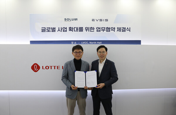 ▲(오른쪽) 오영식 EVSIS 대표이사, 전성호 솔루엠 대표이사가 업무협약 체결한 후 기념촬영을 하고 있다. ⓒ롯데이노베이트