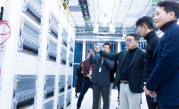 ▲지난해 12월 23일 SK브로드밴드 가산 IDC에서 SKT 유영상 CEO가 GPUaaS(GPU-as-a-Service) 준비상황에 대해 점검하고 있는 모습ⓒSK텔레콤