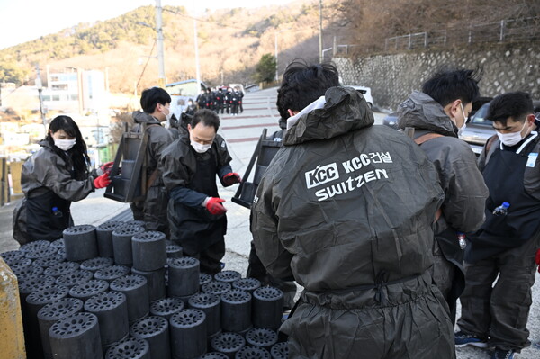 ▲KCC건설 임직원들이 연탄 나눔 행사에 참여하고 있다. ⓒKCC건설