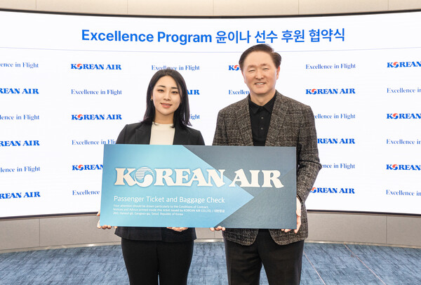 ▲우기홍 대한항공 사장(사진 오른쪽)과 프로골퍼 윤이나 선수가 기념 촬영하는 모습. ⓒ대한항공