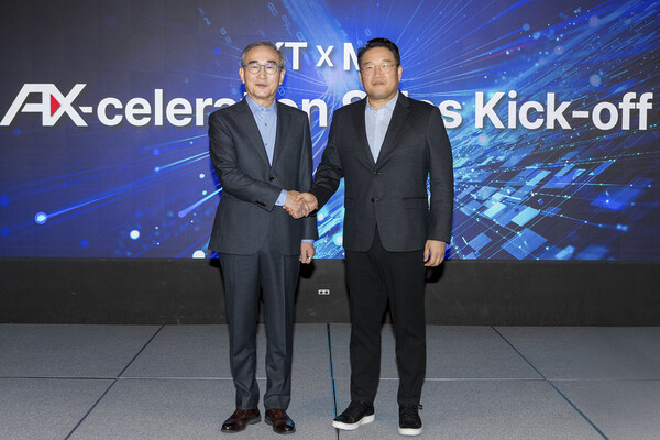 ▲KT 김영섭 대표(사진 좌측)와 한국마이크로소프트 조원우 대표(우측)가 기념 사진 촬영을 하고 있다.ⓒKT