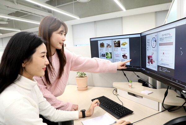 ▲삼성디스플레이 직원들이 온라인 장터에서 상품을 구입하고 있다. ⓒ삼성