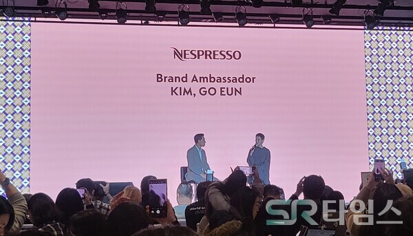 ▲브랜드 앰배서더인 배우 김고은(사진 오른쪽)이 미니 인터뷰를 진행하는 모습. ⓒ최나리 기자