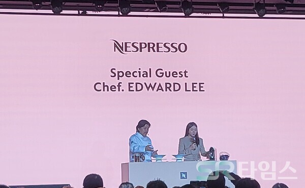 ▲에드워드 리 셰프(사진 왼쪽)가 자신이 직접 개발한 네스프레소 페어링 디저트를 시연하는 모습. ⓒ최나리 기자