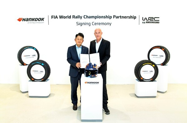 ▲(왼쪽부터) 이수일 한국타이어앤테크놀로지 대표이사 부회장, WRC Promoter GmbH 총괄 디렉터 ‘요나 시벨(Jona Siebel)’ ⓒ 한국타이