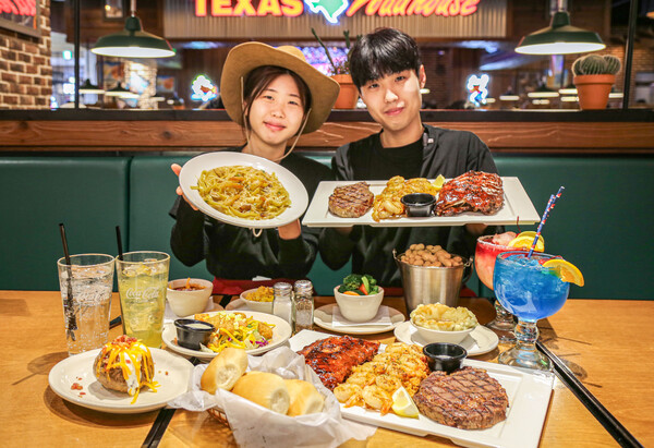 ▲현대그린푸드가 운영하는 텍사스 로드하우스 패밀리 세트를 소개하는 모습. ⓒ현대백화점그룹