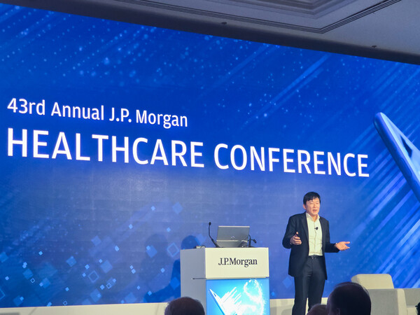 ▲존림 대표가 2025 JPMHC에서 기업 발표를 진행하고 있다. ⓒ삼성바이오로직스