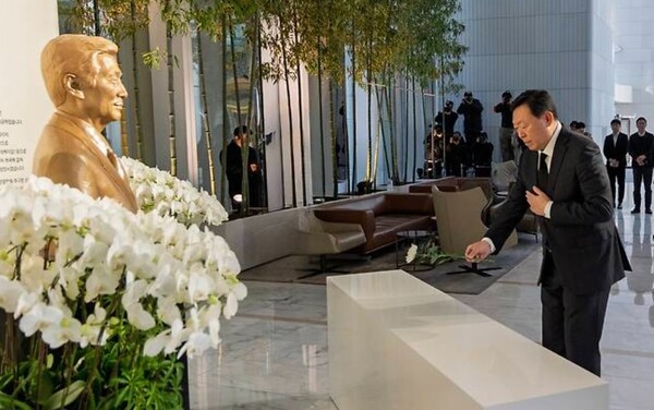 ▲신동빈 롯데 회장이 17일 신격호 창업주 5주기를 맞아 서울 송파구 롯데월드타워 1층에 마련된 신 창업주 흉상에 헌화하고 있다.  ⓒ 롯데지주