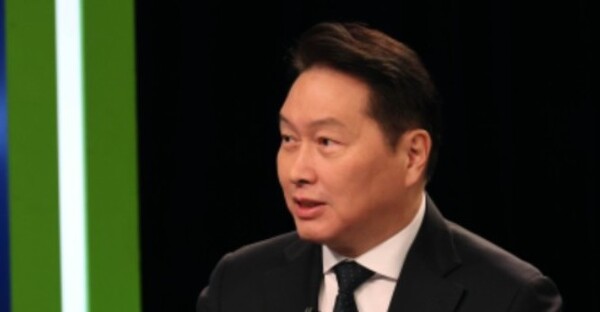 ▲최태원 대한상공회의소 회장 겸 SK그룹 회장이 한 방송사 시사대담 프로그램(KBS 일요진단)에 출연해 트럼프 정부 출범 등 국제질서 변화가 한국경제에 미치는 영향과 그 대응책을 제시했다. ⓒ 대한상의