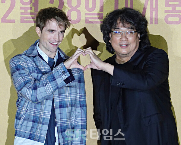 ▲'미키 17' 기자 간담회에 참석한 로버트 패틴슨과 봉준호 감독. ⓒ심우진 기자