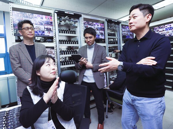 ▲LG유플러스 홍범식 사장(맨 오른쪽)이 홈서비스품질 직원에게 업무 설명을 듣는 모습ⓒLG유플러스