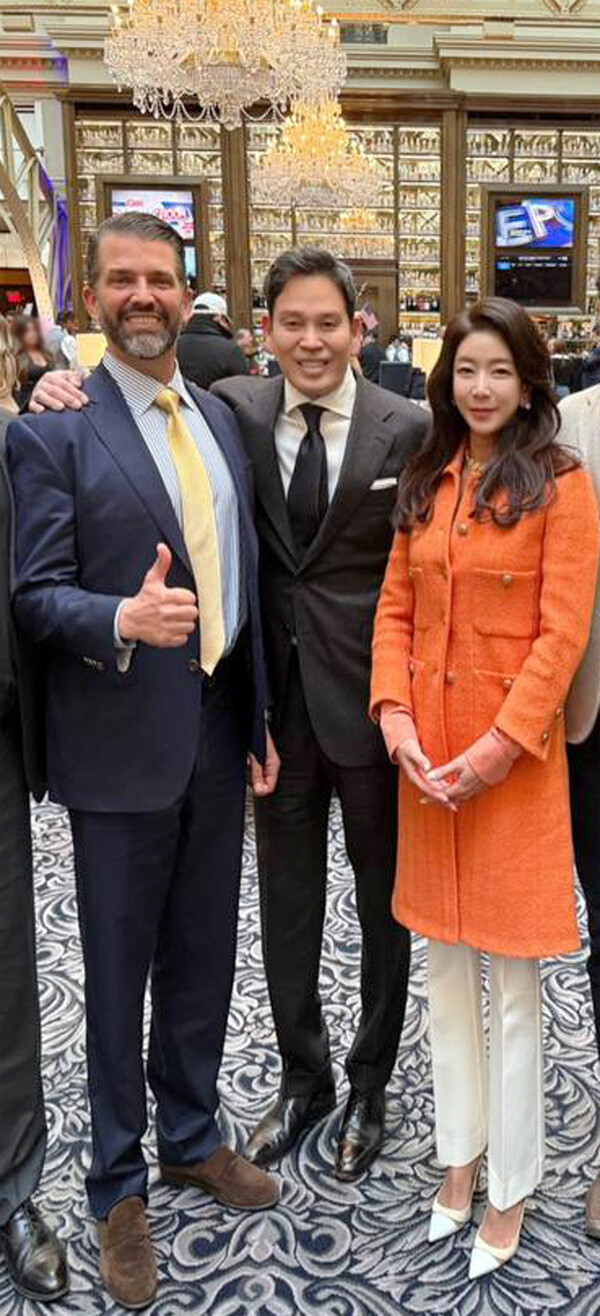 ▲정용진 회장(사진 가운데)이 아내 한지희씨와 함께 트럼프 주니어(왼쪽)와 만나 기념 촬영하는 모습. ⓒ신세계그룹