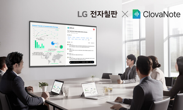▲LG 전자칠판과 네이버웍스 클로바노트를 활용해 회의를 진행하고 있다. ⓒLG전자