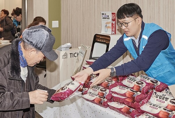 ▲SPC그룹 임직원들은 지난 22일 SPC1945 사옥 인근에 위치한 양재노인종합복지관을 찾아 250명의 어르신에게 직접 떡국을 배식하고 삼립 호빵을 전달했다. ⓒSPC