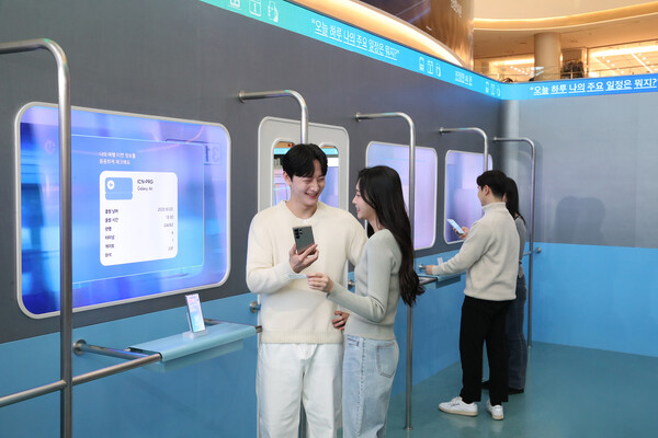 ▲지난 23일 오픈한 서울 영등포구 타임스퀘어 '갤럭시 스튜디오’를 찾은 방문객들이 사용자의 사용 패턴과 데이터를 분석해 맞춤 정보를 제공하는 '나우 브리프' 기능을 체험하고 있다. ⓒ삼성전자