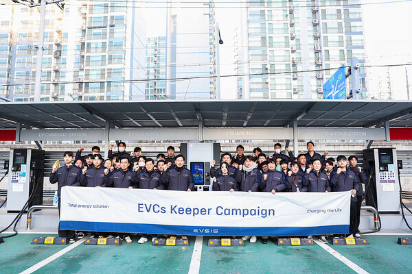 ▲오영식 EVSIS 대표이사(충전기 왼쪽)가 임직원들과 ‘이브이시스 키퍼(EVCs Keeper’ 캠페인 기념사진을 찍고 있다. ⓒEVSIS