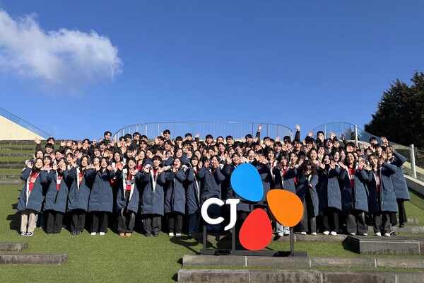 ▲CJ그룹 신입사원들이 클럽 나인브릿지에서 기념사진촬영을 하고 있다. ⓒCJ그룹