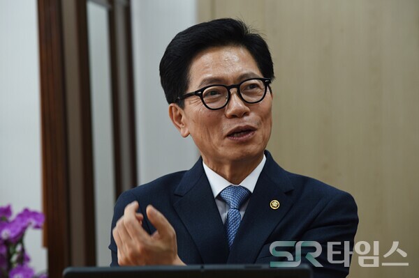 ▲황정근 국회도서관장이 지난 22일 국회도서관장실에서 SR타임스와 인터뷰를 진행했다. ⓒ최나리 기자