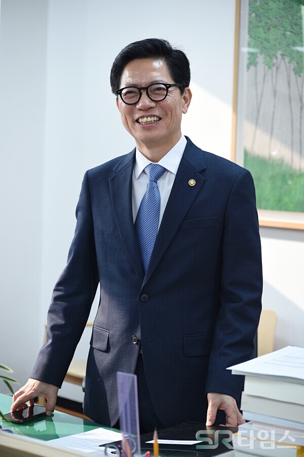 ▲황정근 국회도서관장이 지난 22일 국회도서관장실에서 SR타임스와 인터뷰를 진행했다. ⓒ최나리 기자