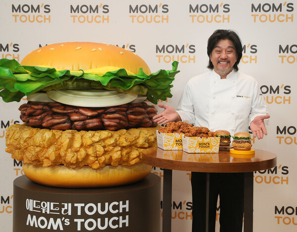 ▲맘스터치 컬래버 메뉴 에드워드리 컬렉션 3종을 소개하고 있는 에드워드리 셰프. ⓒ맘스터치