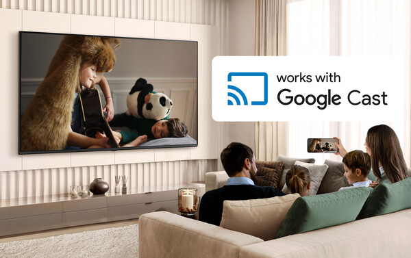 ▲LG 호텔 TV와 구글 캐스트를 통해 편리하고 안전하게 콘텐츠를 즐기는 모습. ⓒLG전자