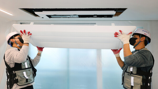 ▲'삼성 인테리어핏 키트'를 활용해 비스포크 무풍 시스템에어컨을 설치하고 있다. ⓒ삼성전자